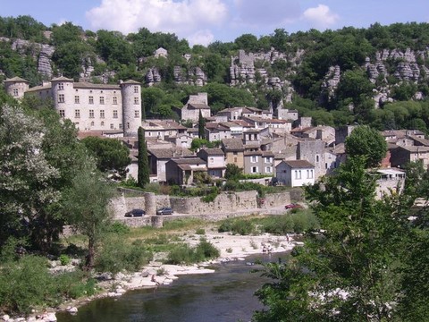 Le village de Vogüe et ses plages